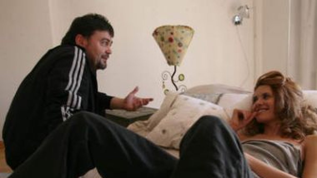 El actor argentino Michel Noher y la española Elena Ballesteros, en una tórrida secuencia de «