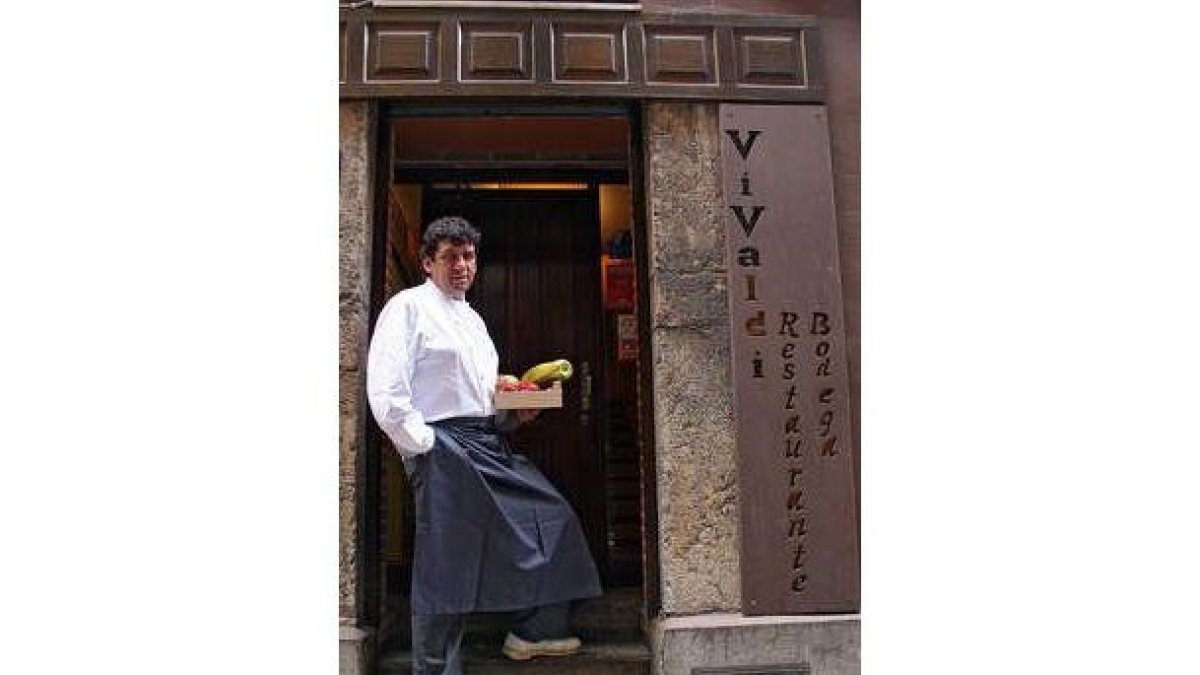 Carlos D. Cidón, en la puerta de su restaurante Vivaldi.