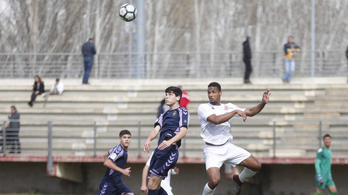El equipo leonés logró un empate agónico ante el conjunto vallisoletano. FERNANDO OTERO