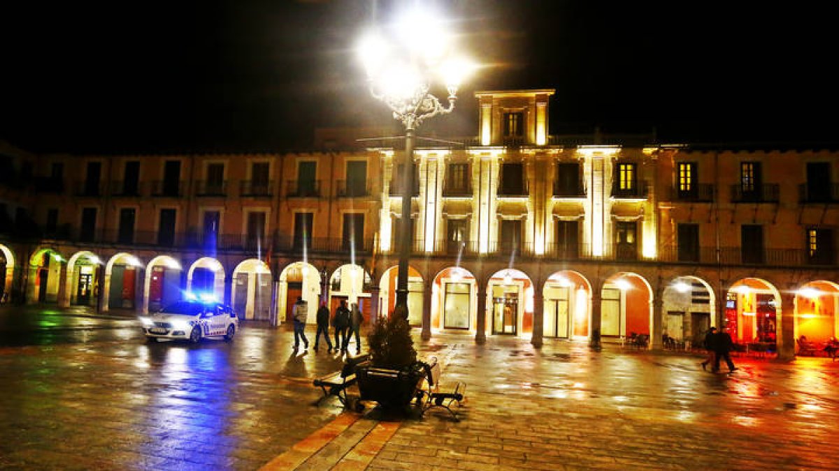 Un coche de la Policía Local, de noche, en la Plaza Mayor. RAMIRO