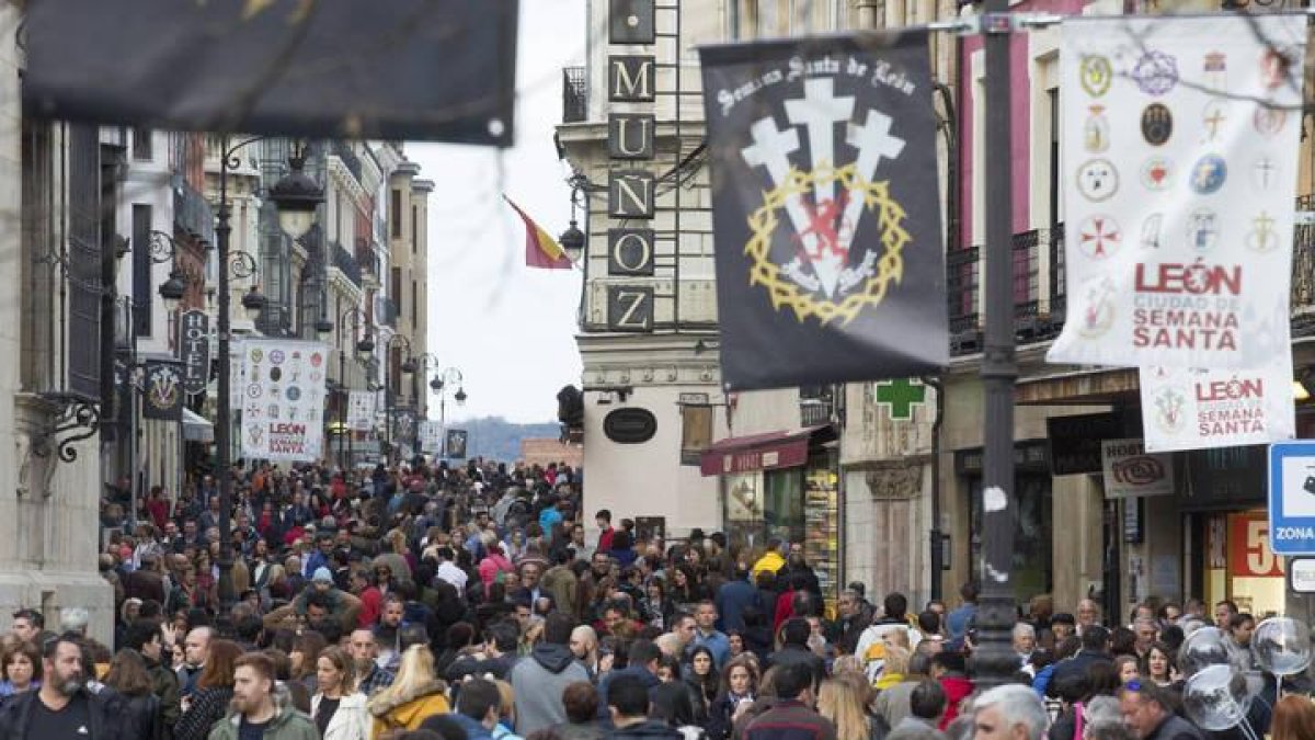 Una muchedumbre se ha concentrado esta tarde en la calle Ancha