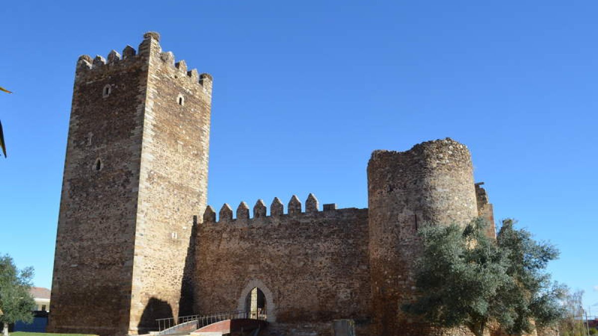 Castillo de Laguna de Negrillos, con su impresionante torre del homenaje a la izquierda. MEDINA