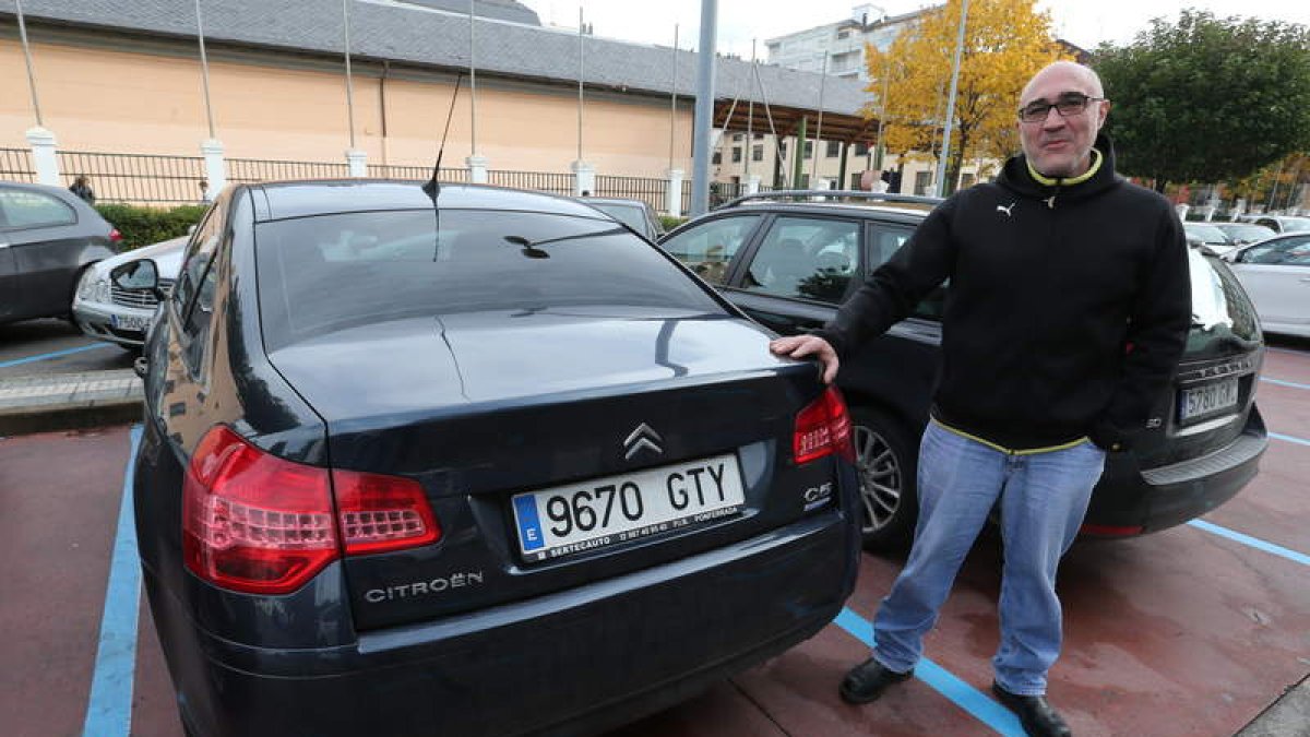 Alfonso Pérez Crespo, el ponferradino con su coche cuya matrícula fue confundida en Madrid