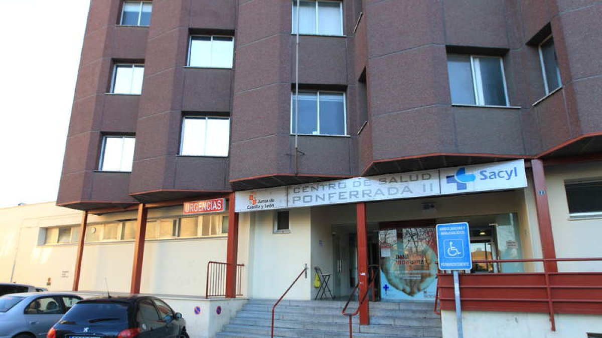 Entrada principal al centro de salud de Pico Tuerto. L. DE LA MATA