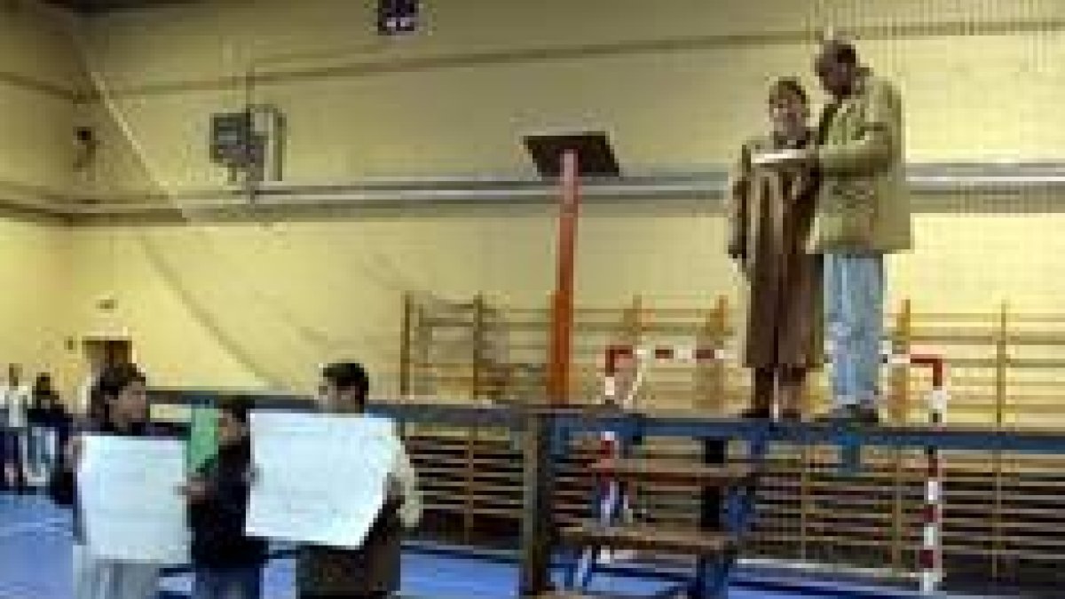 El padre de Bachir recogió emocionado un recuerdo de sus compañeros