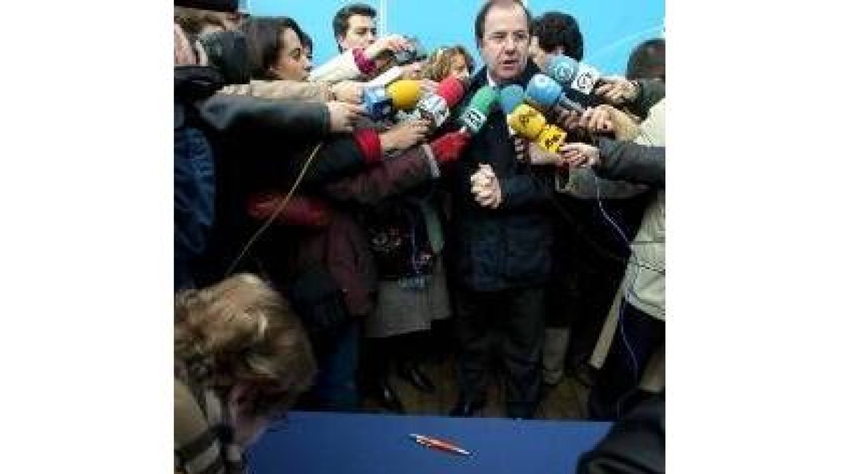 Juan Vicente Herrera firmó ayer en Valladolid contra el Estatuto catalán