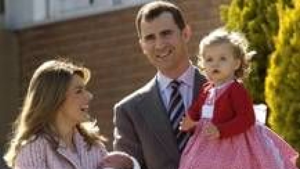 El Príncipe, con la infanta Leonor en brazos, junto a la Princesa, que sostiene a Sofía