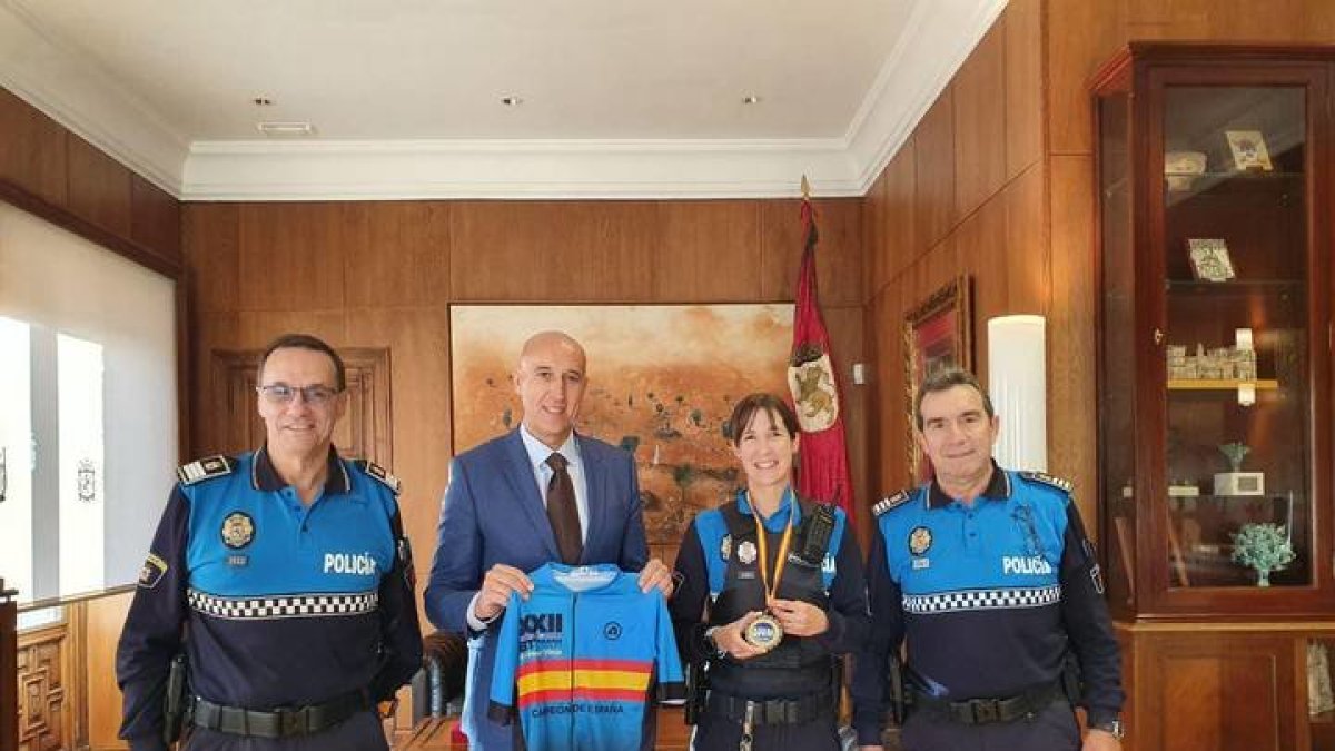 La agente junto al alcalde y otros compañeros. DL