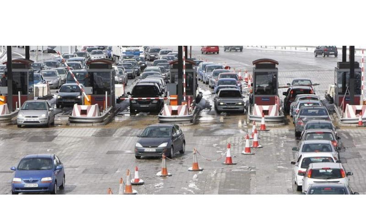 Vehículos en el peaje de La Magdalena. ARCHIVO