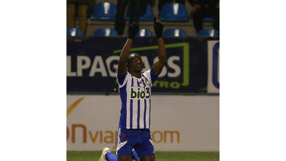 William Jebor celebró por todo lo alto su primer gol oficial con la camiseta blanquiazul.