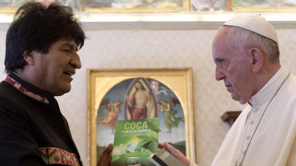 Evo Morales hace entreda el papa Francisco de los libros sobre la coca. ALESSANDRA TARANTINO
