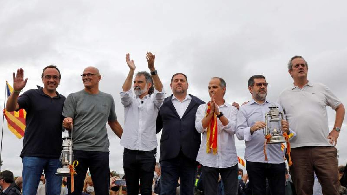 Los presos independentistas saludan a las puertas del penal de Lledoners tras abandonar la cárcel. S. SAEZ