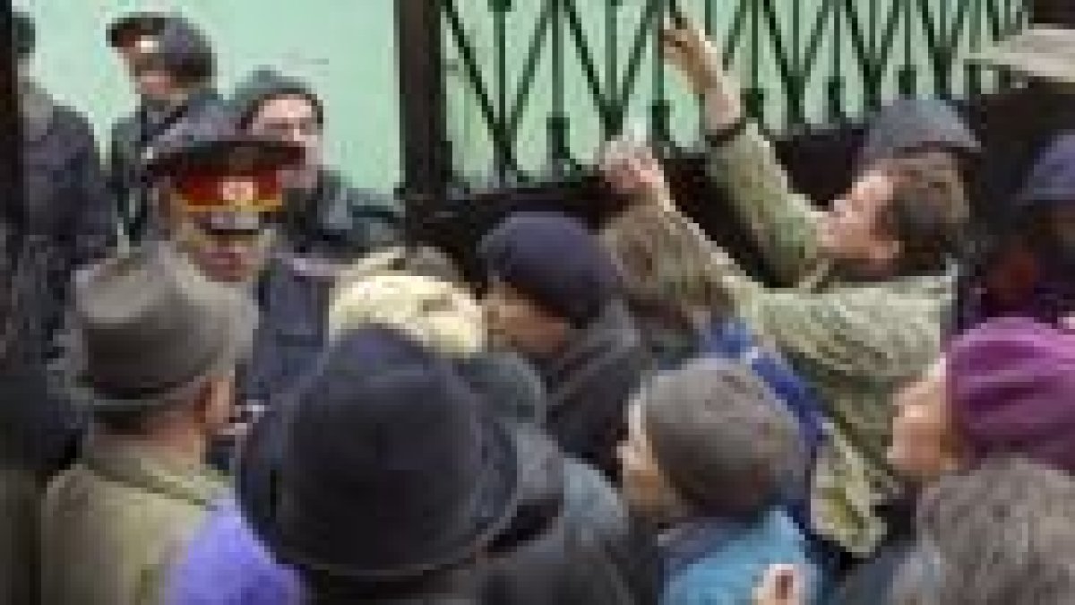 Los familiares se agolpan a las puertas de los hospitales