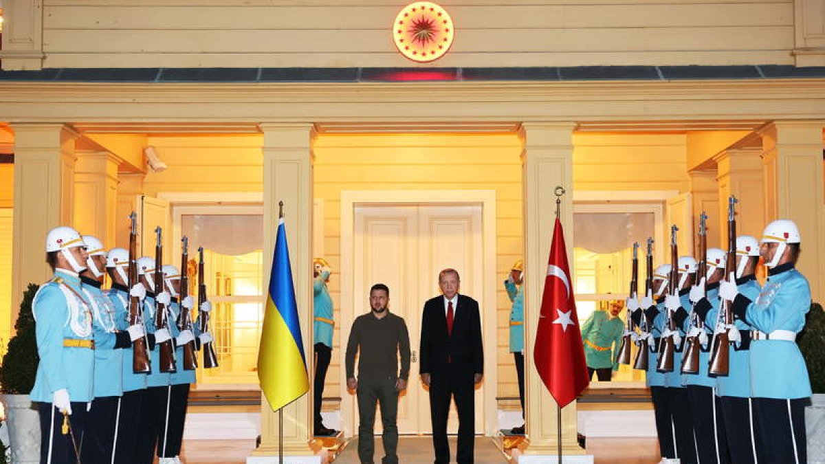 El presidente de Turquía, Erdogan, y el de Ucrania, Zelensky, ayer en Estambul. MURAT CETIN MUHURDAR