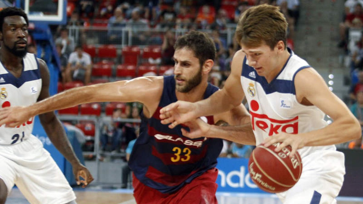 Luka Doncic (d), marcado por el alero Perperoglou. AGUILAR