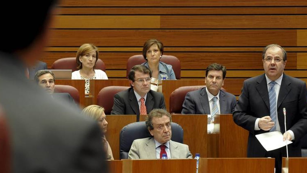 Herrera se dirige a Óscar López durante el pleno de ayer.