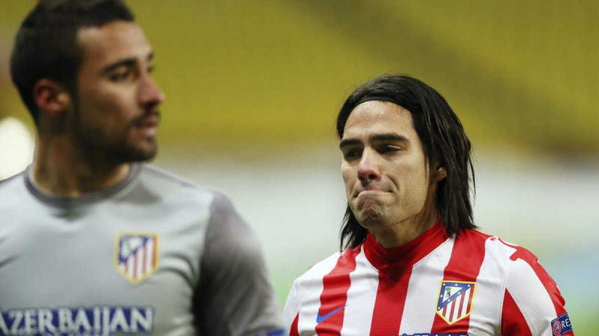 Asenjo y Falcao se lamentan tras la eliminación.