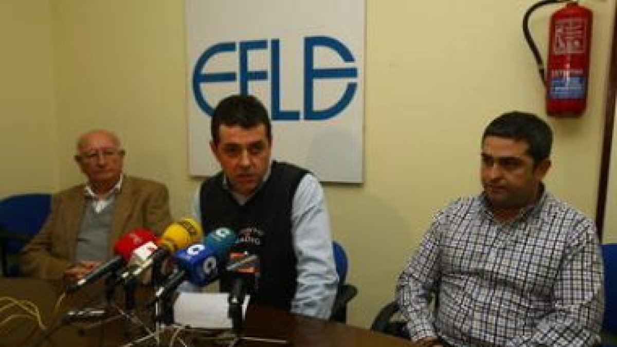 Javier Morán, ayer entre otros dos miembros de la Fele.