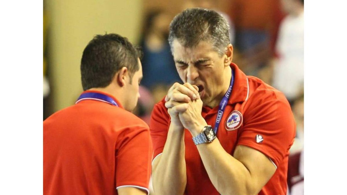 Isidoro Martínez se lamenta de una ocasión fallada.
