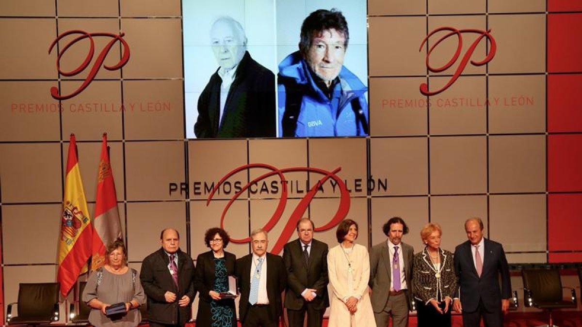 El presidente de la Junta, Juan Vicente Herrera, entrega los Premios Castilla y León 2015. En la imagen junto a los premiados y en la pantalla los premiados que no han podido asistir a recoger el premio.