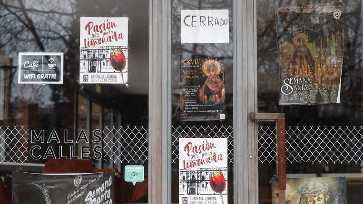 Escaparates cargados de carteles, ayer en León.