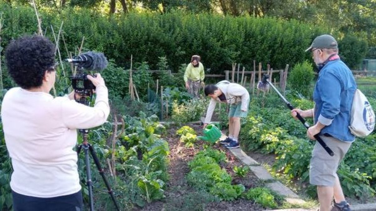 Cecilia Barriga durante el rodaje del documental ‘Quererla es crearla’ con Rubén en la huerta del coto escolar que cultiva con su tía Nieves. DL