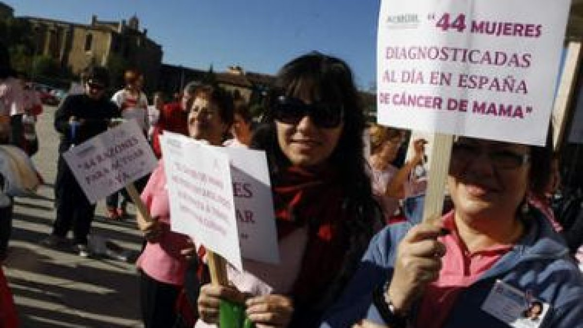 Almon reunió a cientos de mujeres en su primera marcha contra el cáncer de mama.
