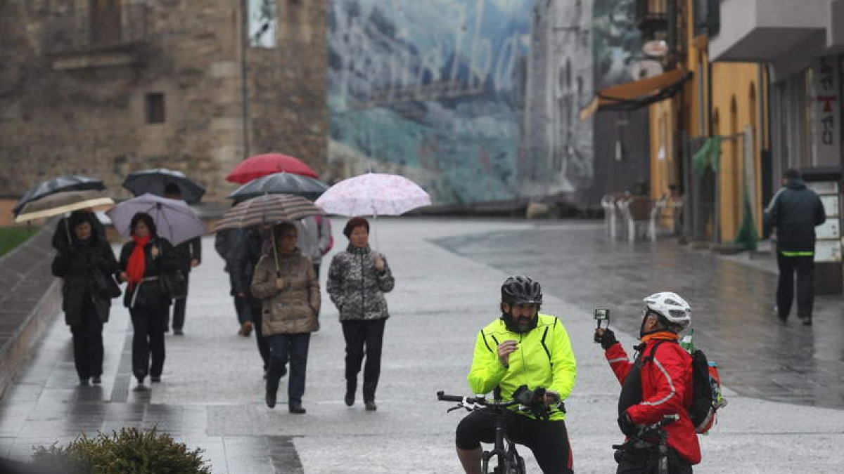 Turistas en el casco antiguo de Ponferrada, en una imagen tomada esta Semana Santa.