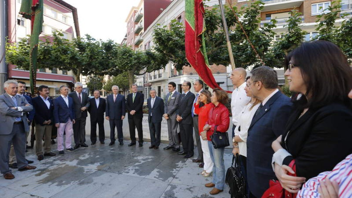 El alcalde, concejales, consejero de Fomento y representantes autonómicos y estatales descubrieron ayer la placa.