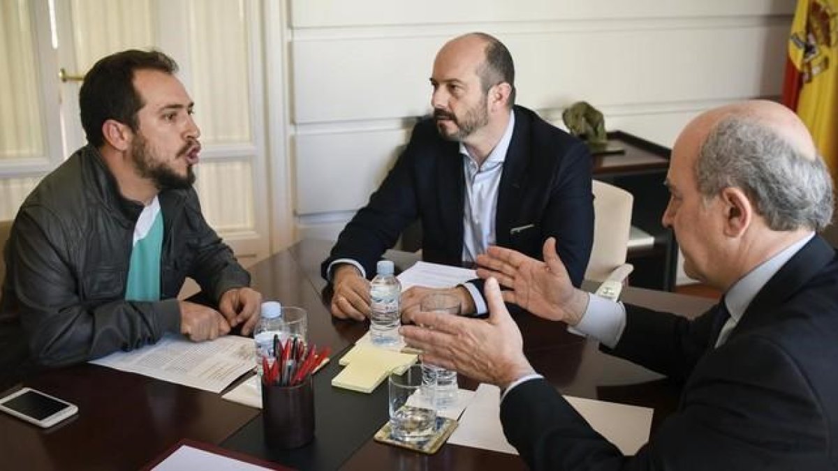 El Langui, con el consejero de Transportes de Madrid, Pedro Rollán, y el viceconsejero Jesús Valverde, en la reunión que han mantenido para crear una regulacion que garantice el derecho al acceso de sillas de ruedas motorizadas a los autobuses.