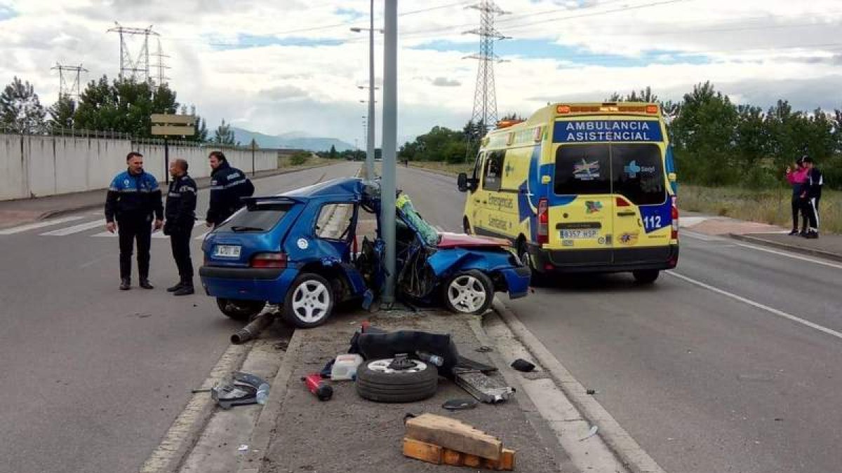 Agentes municipales junto al Saxo accidentado el sábado, que dejó dos heridos. BOMBEROS