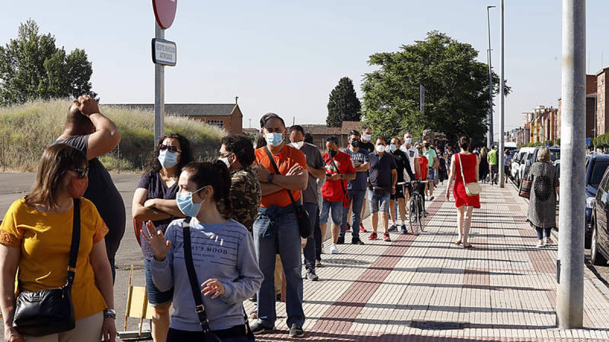 Las colas de la vacuna se prolongaron por la avenida Doctor Fléming. MARCIANO PÉREZ