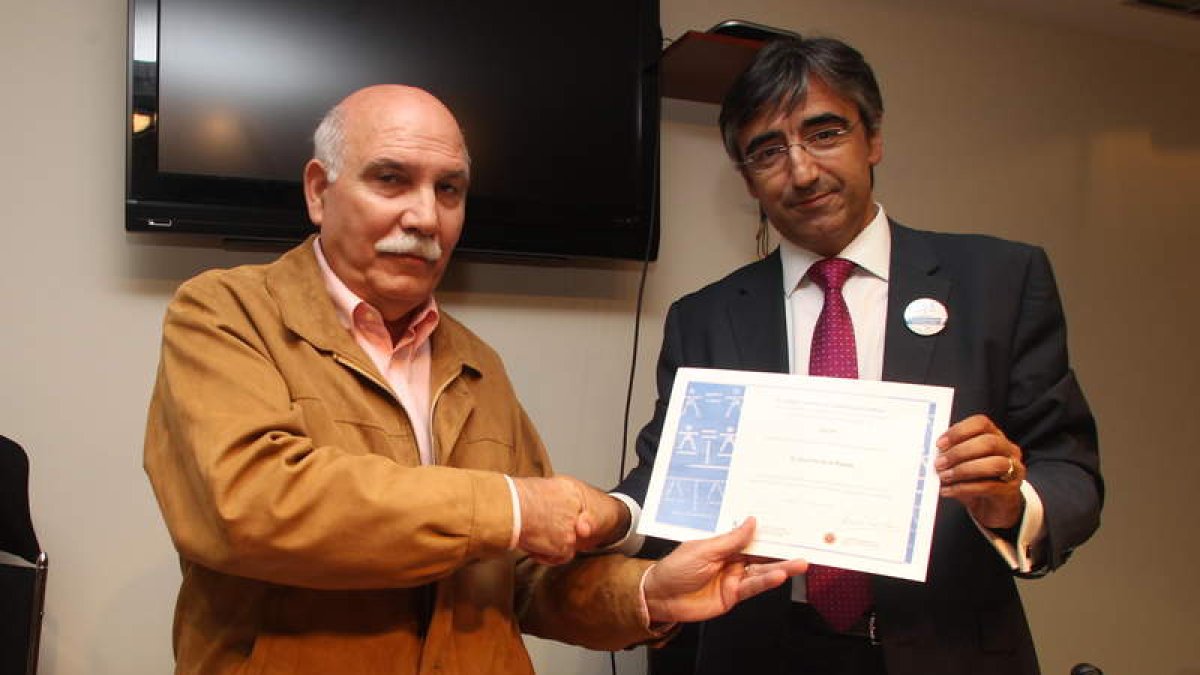 José Fra de la Puente y Ángel Suárez, ayer durante la entrega del diploma.