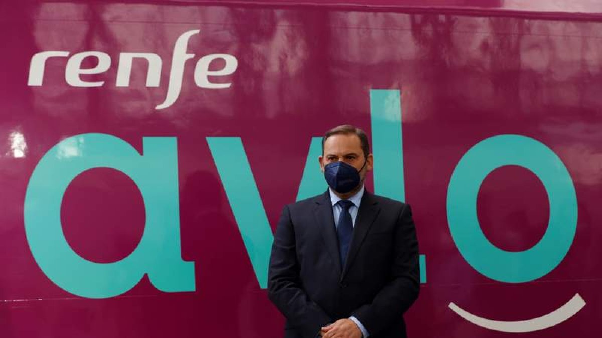 El ministro Ábalos ante el primer Avlo comercial de Madrid a Barcelona. EFE
