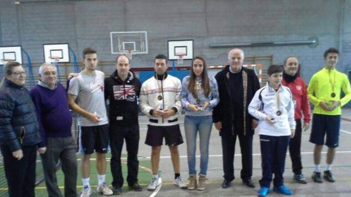 Foto de familia de la entrega de premios a los triunfadores.