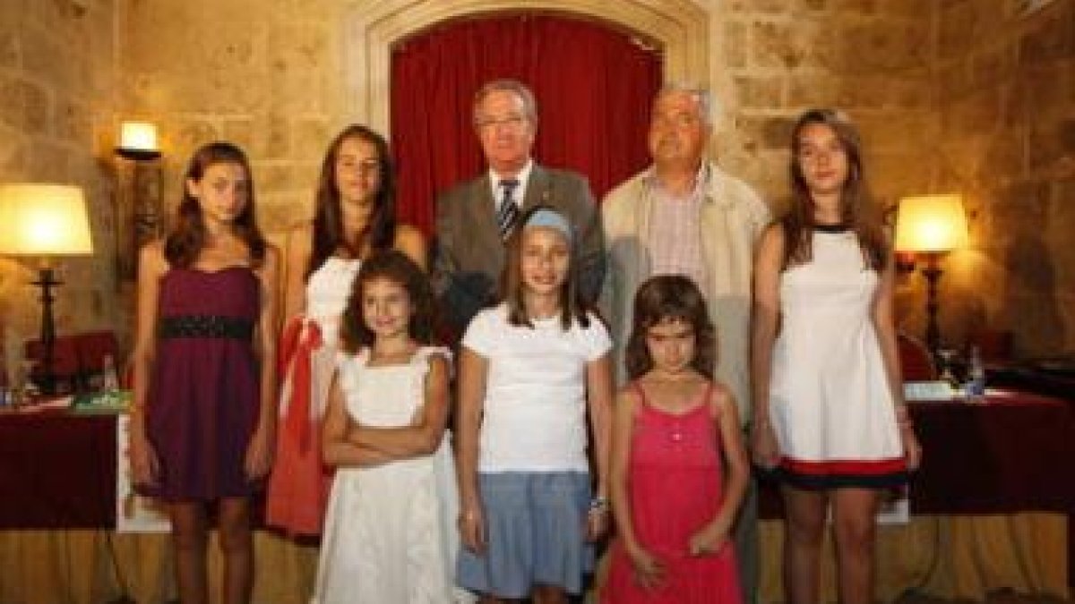 Ricardo García presentó el programa de fiestas arropado por las xanas.