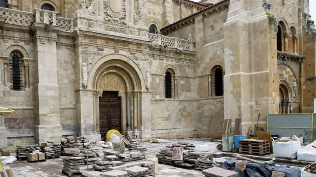 En San Isidoro, aunque la fachada ya está restaurada, quedan tres meses de obras.