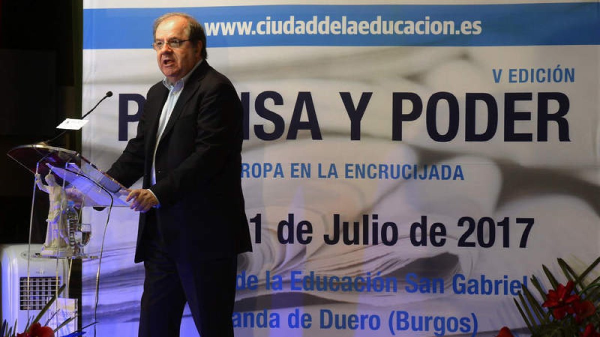 Juan Vicente Herrera durante su conferencia en el curso, ayer en Aranda de Duero. PACO SANTAMARÍA