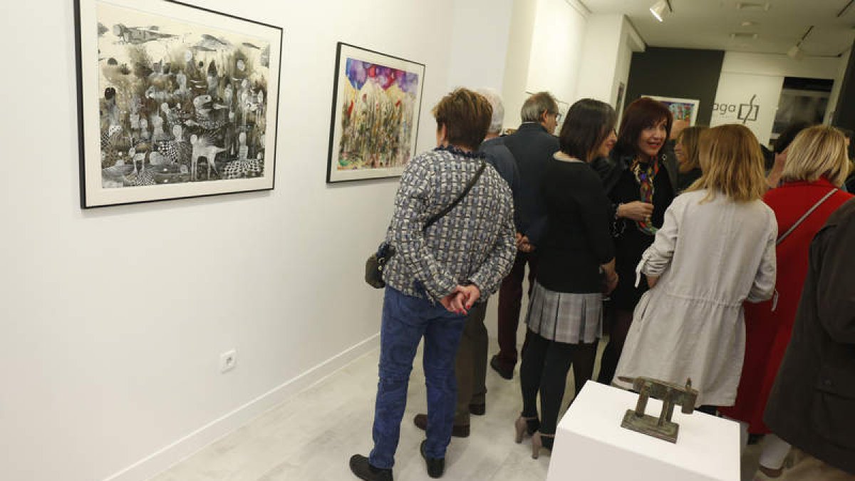 Un momento de la inauguración de ayer, en la galería leonesa. FERNANDO OTERO