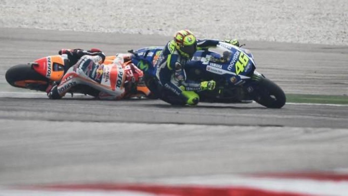 Rossi y Márquez (caído), en el incidente de Sepang del pasado 25 de octubre.