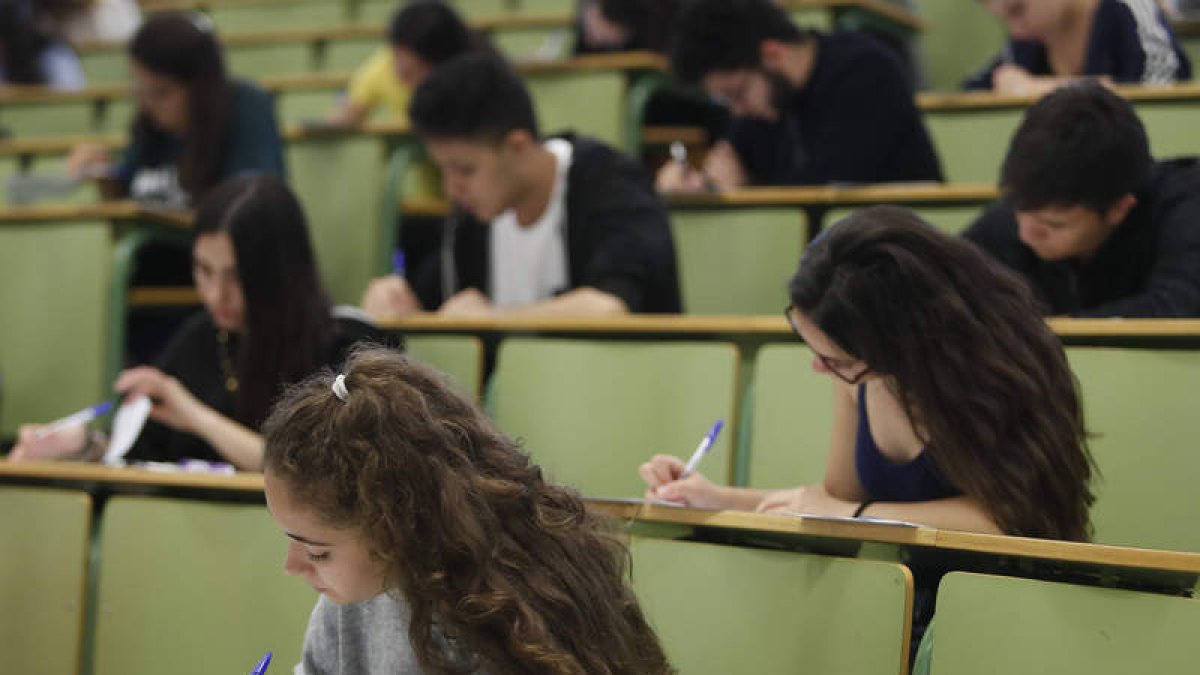 Alumnos en el último examen celebrado en Derecho. JESÚS F. SALVADORES
