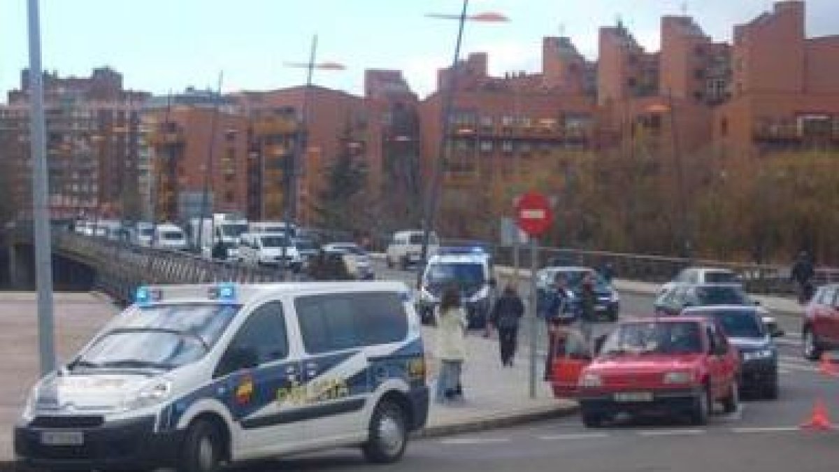 Dos dotaciones de la Policía, durante el control de ayer.