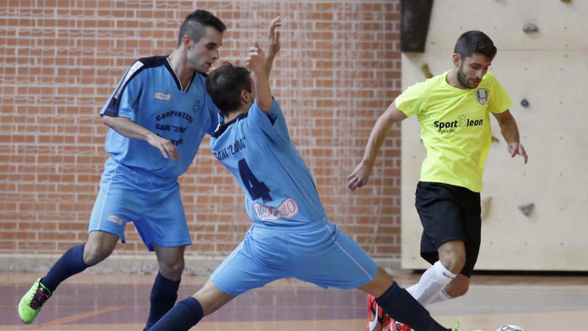 Pana, de amarillo, tuvo una destacada actuación en su debut con la elástica del Trobajo. F. OTERO