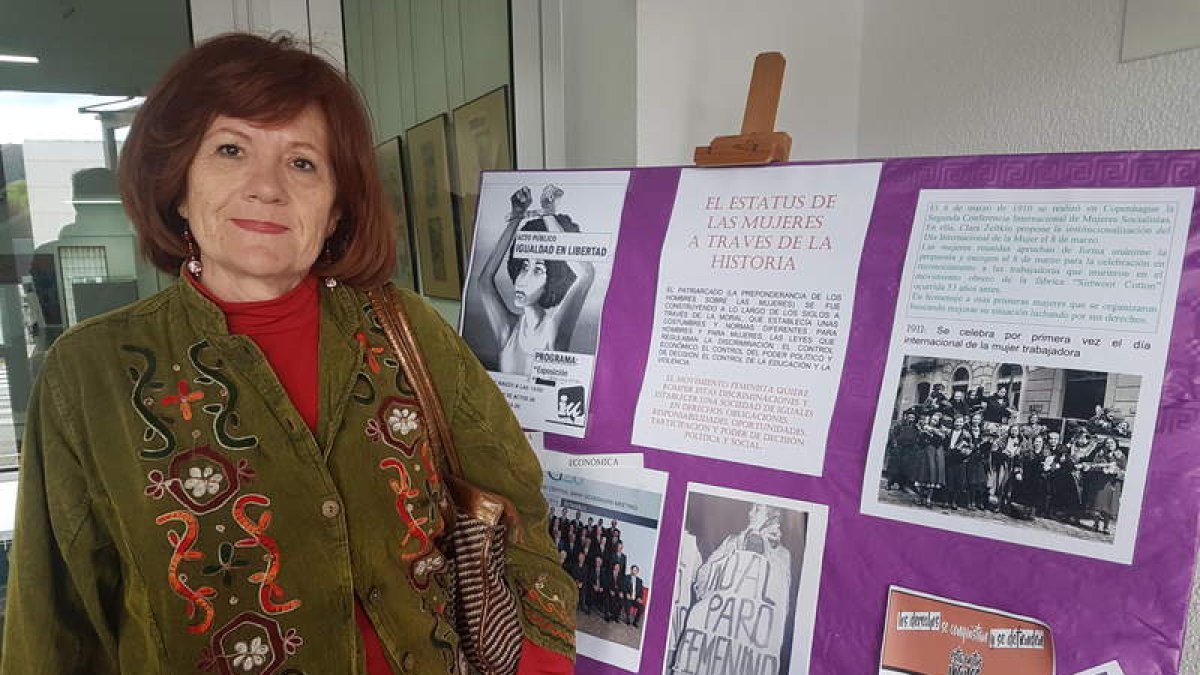 Eloína Terrón visitó la muestra sobre la mujer en Ponferrada. DL