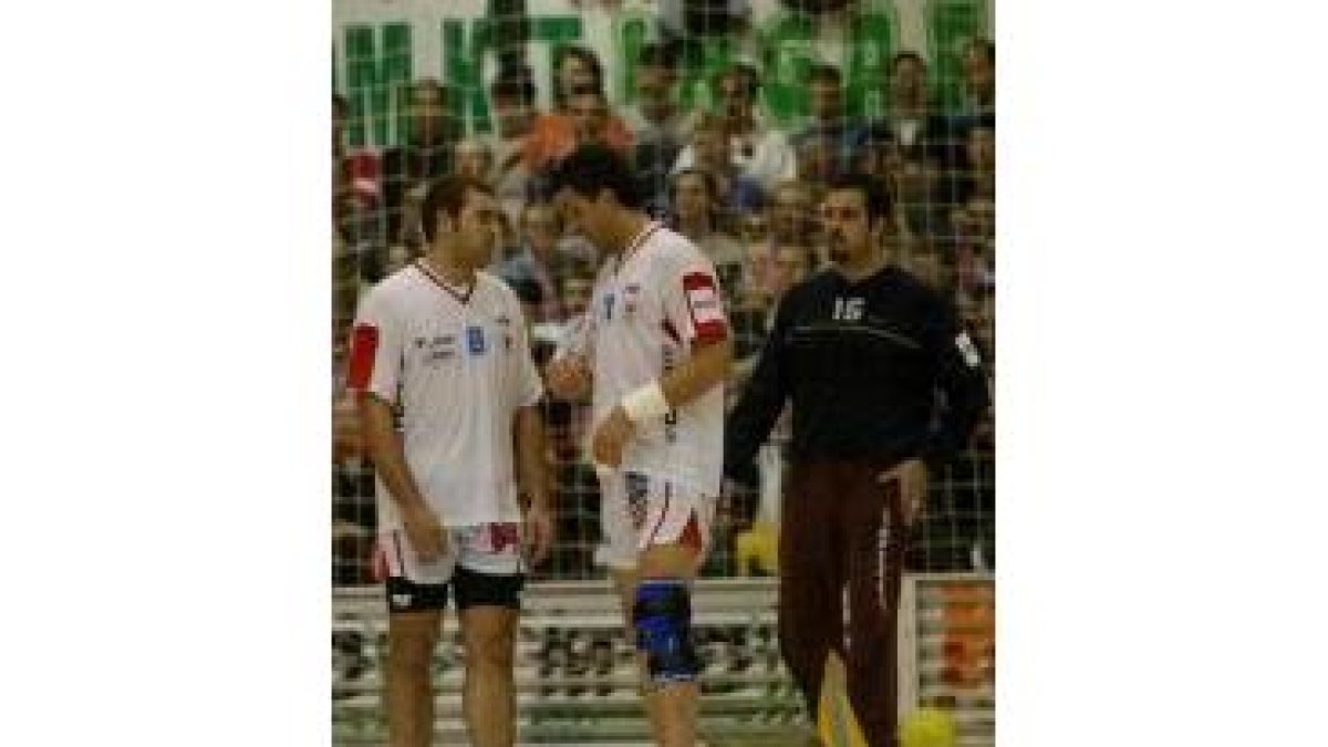 Armand, a la derecha de Colón y Errekondo, en un partido europeo