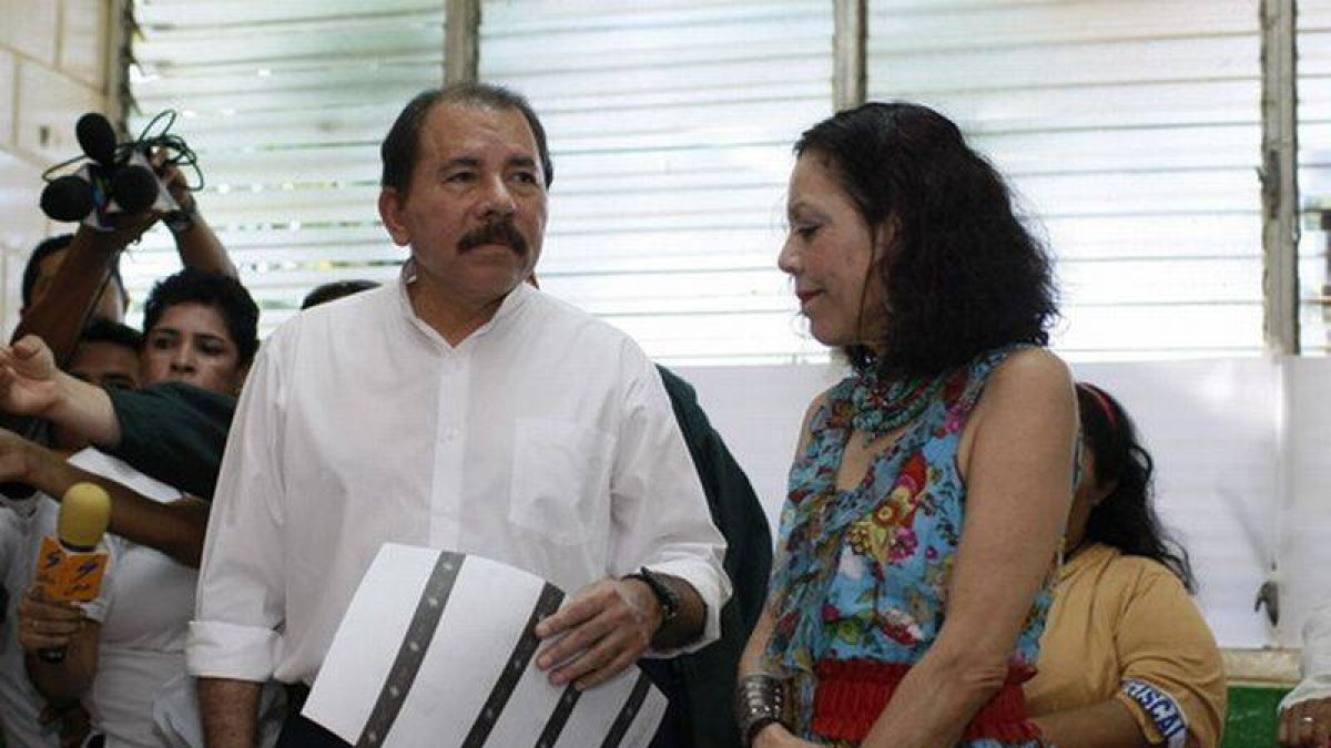 Daniel Ortega y su esposa y jefa de campaña del FSLN, Rosario Murillo, acuden a votar, el domingo, en Managua.