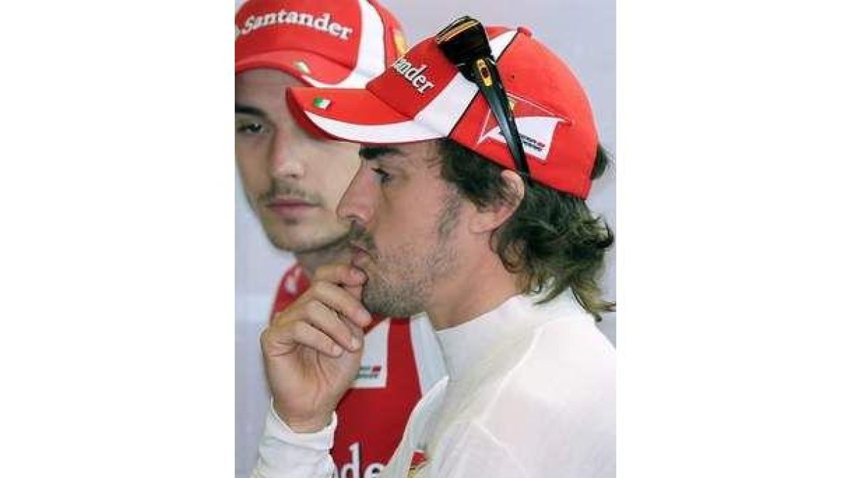 Alonso, contrariado.