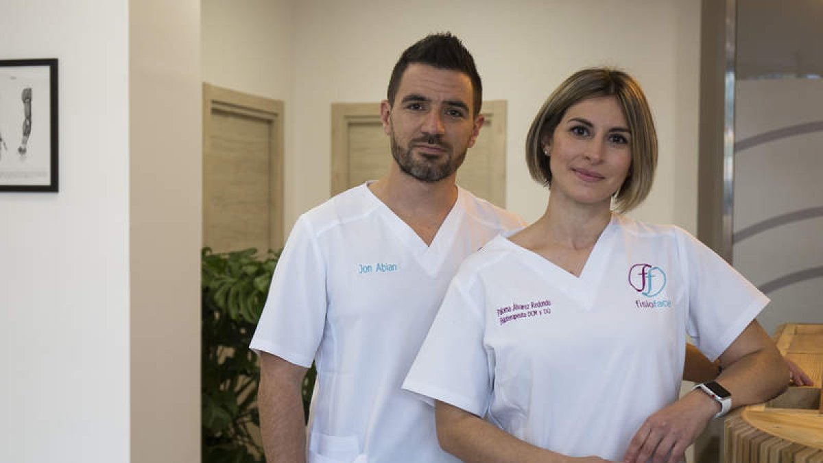 Jon Abian y Paloma Álvarez ponen en marcha un proyecto de fisioterapia en León. FERNANDO OTERO