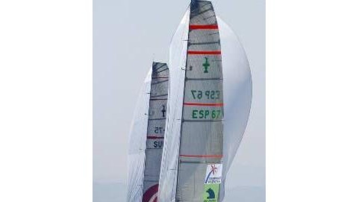 El Alinghi, a la izquierda, junto al Desafío Español en la regata de ayer