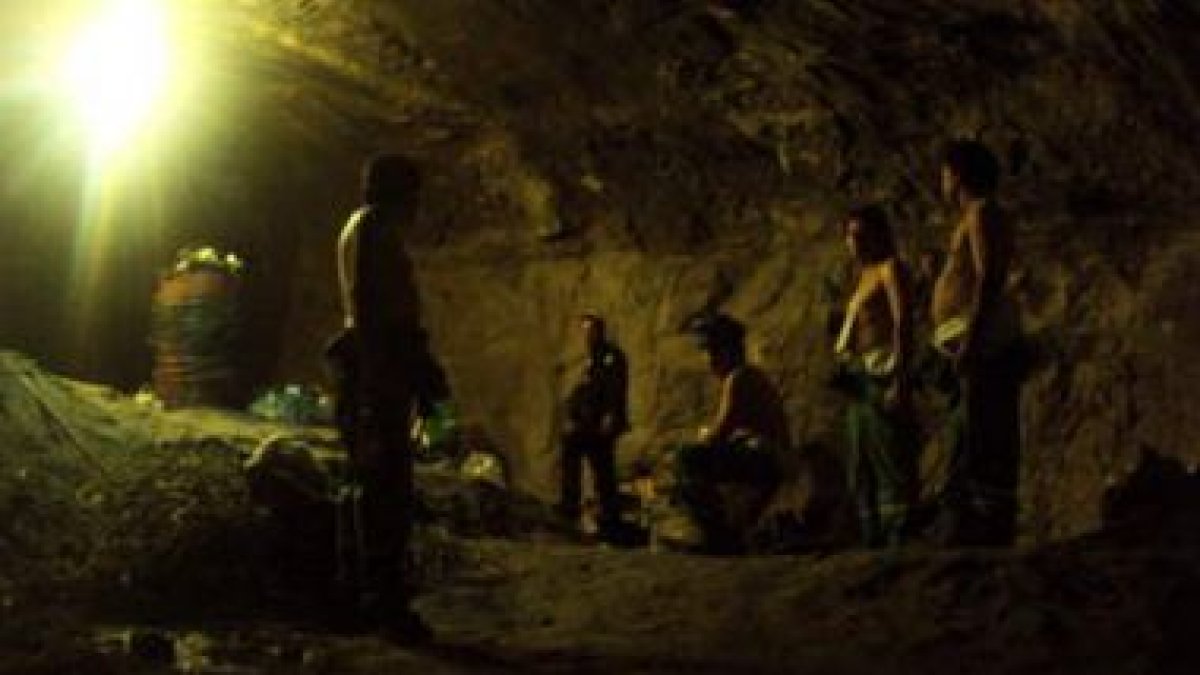 Fotografía del 13 de octubre y difundida ayer, de mineros chilenos atrapados conversando
